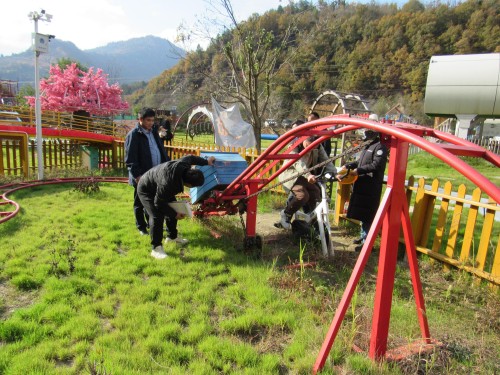 现场检查涉案游乐设施坑爹车情况.jpg
